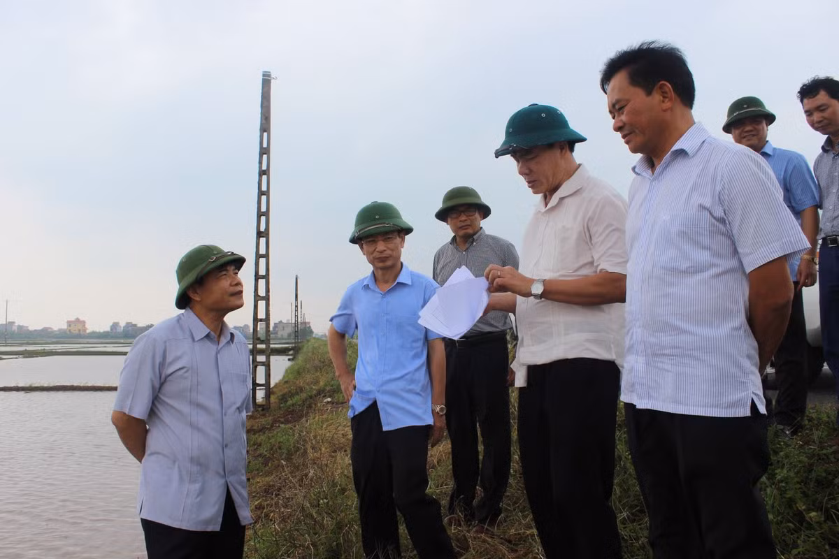 Bộ trưởng Nguyễn Xuân Cường cùng đoàn công tác kiểm tra tuyến đê biển biển 5 ở tỉnh Thái Bình.