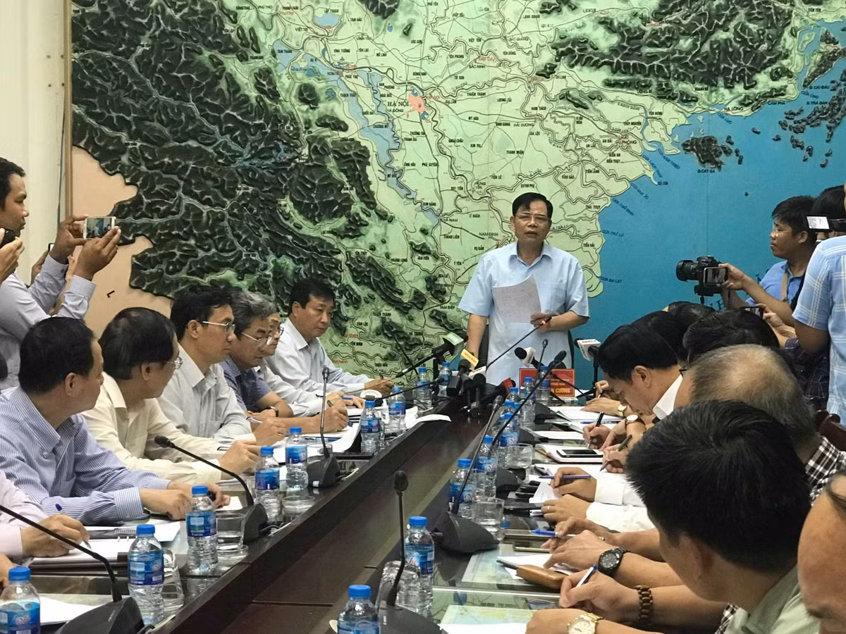 Bộ trưởng Nguyễn Xuân Cường chủ trì cuộc họp.