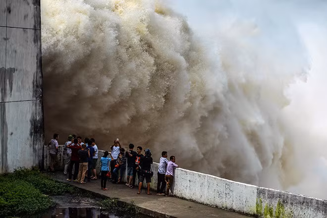 Cong dien hoa toc ve viec Thuy dien Son La, Hoa Binh cung xa lu vao sang mai