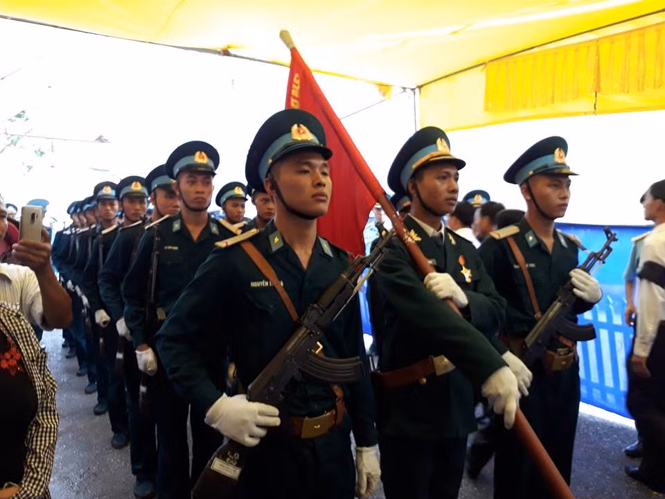 Nghen ngao tien dua hai phi cong Su-22 ve noi an nghi cuoi cung
