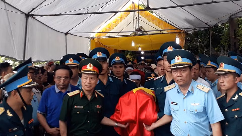 Nghen ngao tien dua hai phi cong Su-22 ve noi an nghi cuoi cung-Hinh-3