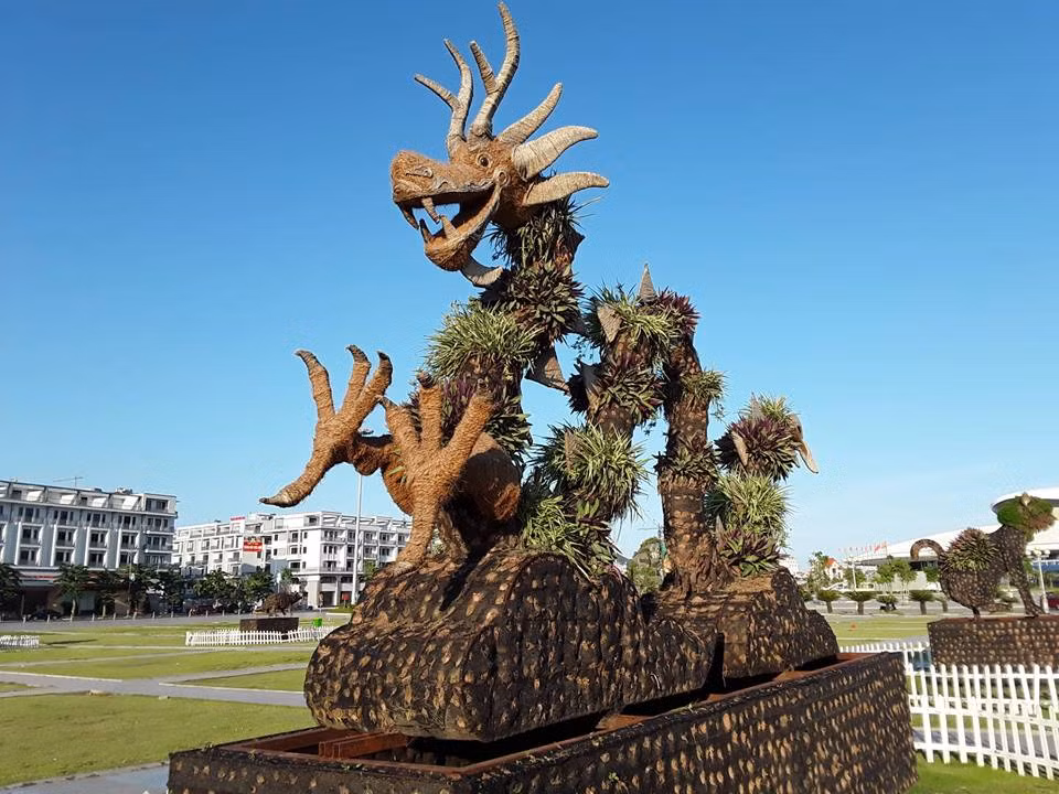 Rồng gầy rộc cũng được phủ đầy cỏ mà không phải những cây hoa sặc sỡ.