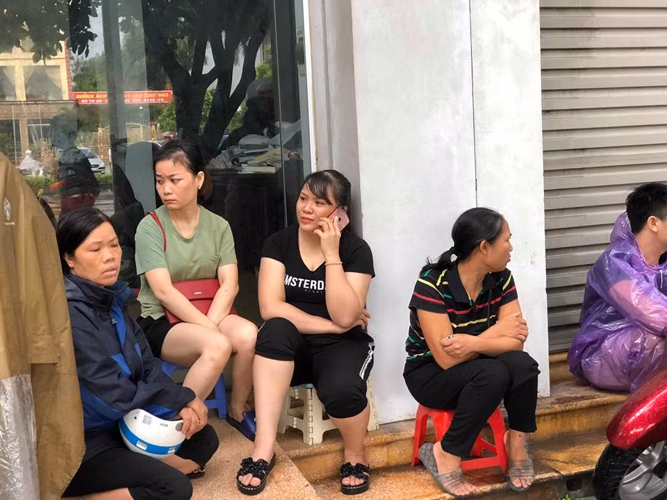 Tiểu thương mắt đỏ hoe nhìn khu chợ mà họ hàng ngày kinh doanh buôn bán bị thiêu rụi.