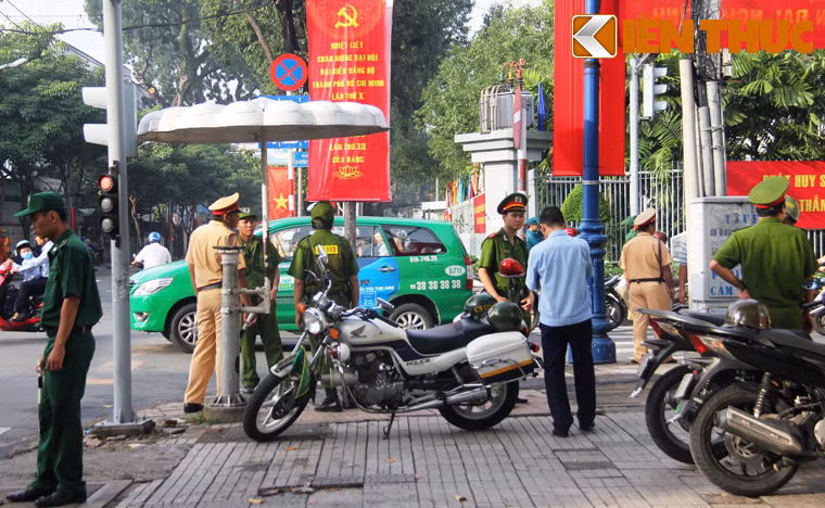 Cảnh sát trật tự...cùng tham gia bảo đảm an toàn tuyệt đối Đại hội Đảng bộ TP HCM lần thứ X, nhiệm kỳ 2015- 2020 đang diễn ra.