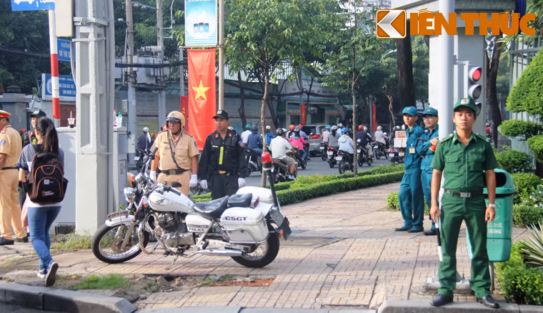 Tại những giao lộ dẫn về Hội trường Thành phố, nơi có gần 500 Đảng viên ưu tú đại diện hơn 200 nghìn Đảng viên TP HCM dự Đại hội, luôn có nhiều lực lượng an ninh túc trực làm công tác bảo vệ.