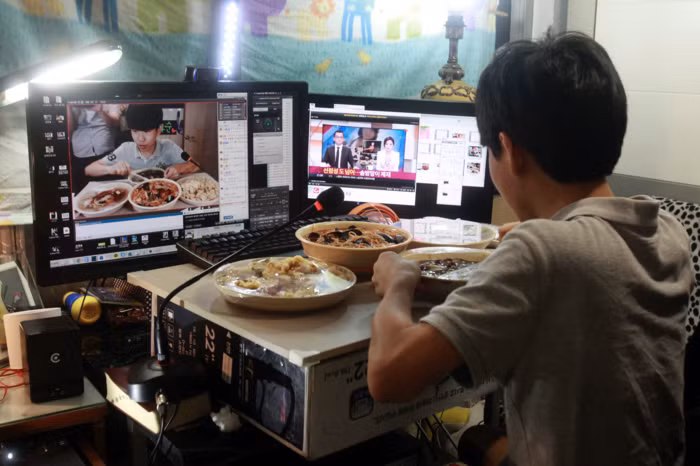  Theo South China Morning Post, nếu người dùng tìm kiếm một số từ khóa nhất định như “eating show” (chương trình ăn uống) hay “competitive eaters” (ăn đua) trên các ứng dụng video ngắn tại Trung Quốc, một dòng cảnh báo sẽ xuất hiện phía trên kết quả tìm kiếm với nội dung như sau.