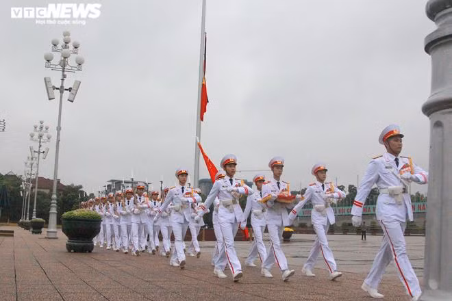 Sau khi kết thúc nghi lễ treo cờ rủ Quốc tang, các chiến sĩ tiêu binh thực hiện điều lệnh trở về đơn vị.