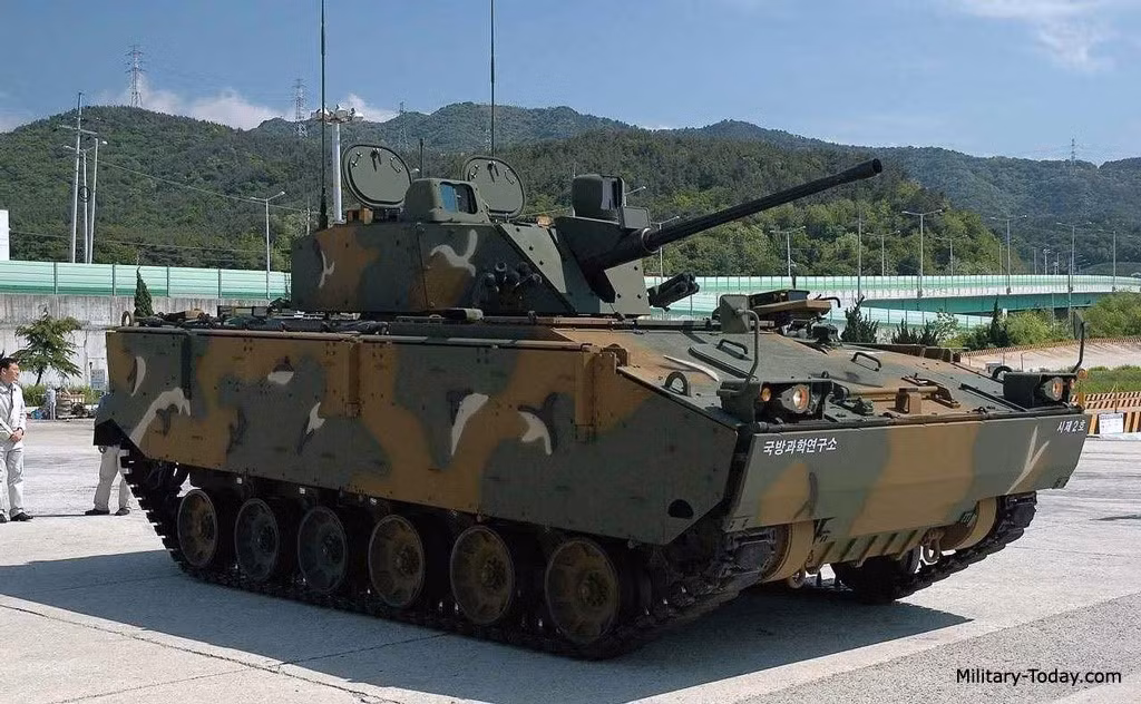 K-21, Hàn Quốc: IFV này được giới thiệu vào năm 2009. Thân xe được chế tạo bằng vật liệu composite nên có trọng lượng khá nhẹ. K-21 có khả năng chịu được đạn 30 mm ở phía trước, 14,5 mm toàn bộ xe. K-21 lắp pháo 40 mm, súng máy 7,62 mm. Ảnh: Military-today.