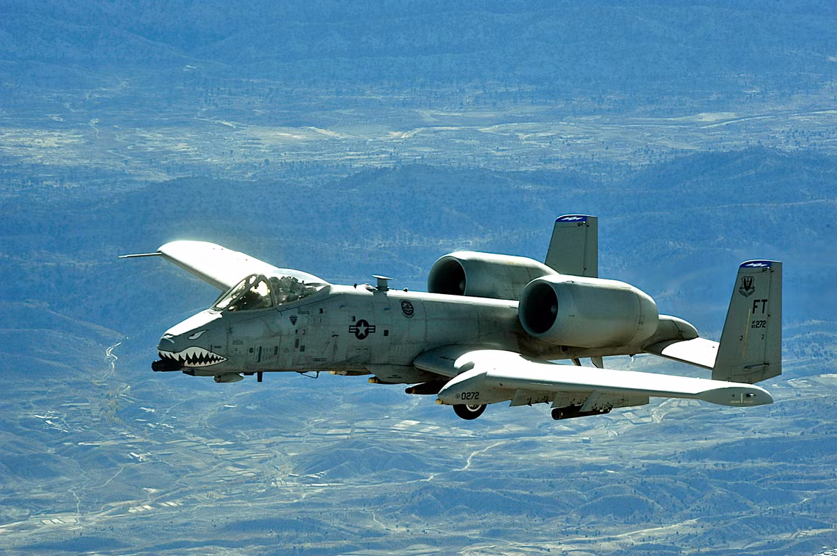 Trong tương lai, Mỹ sẽ tiếp tục nâng cấp và sử dụng cường kích cơ A-10 Thunderbolt cho nhiệm vụ cường kích thêm hàng chục năm nữa - trước khi F-35 có đủ khả năng để tiếp quản nhiệm vụ của loại cường kích cơ này. Nguồn ảnh: Pinterest.