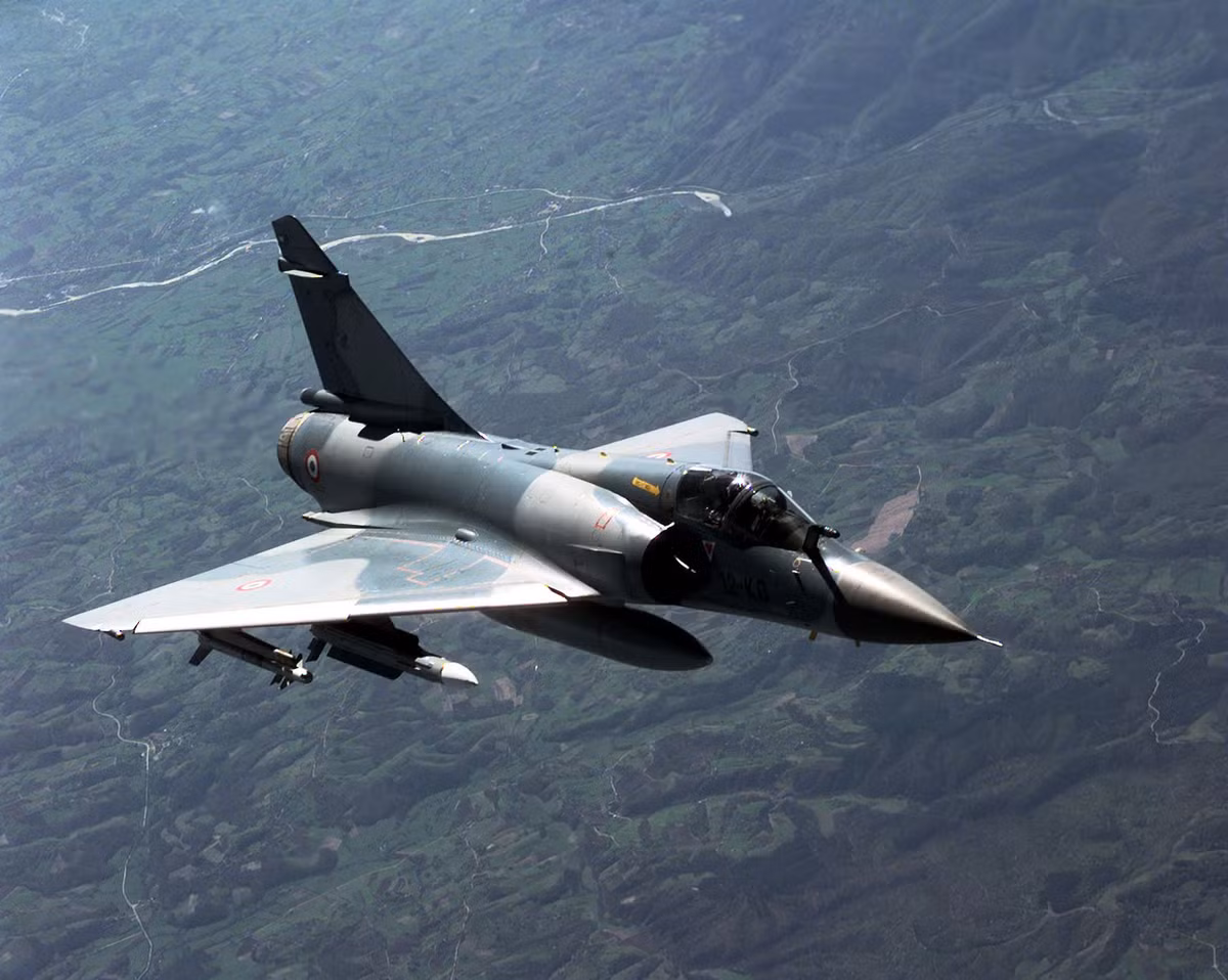 Sau khi hợp đồng mua Mirage-2000 từ phía Pháp thất bại, Không quân Việt Nam vẫn quyết tâm tiến thẳng lên hiện đại và lựa chọn Su-30MK2 từ Nga để trở thành chủ lực cho lực lượng tiêm kích. Nguồn ảnh: Pinterest.