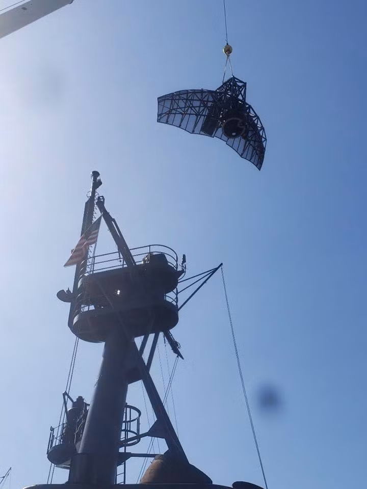 Hệ thống radar được tháo dỡ hoàn toàn khỏi tàu tuần duyên USCGC John Midgett. Khi đưa về nước, chúng ta sẽ phải tự trang bị lại radar và vũ khí cho tàu USCGC John Midgett theo tiêu chuẩn của Việt Nam. Nguồn ảnh: TL.