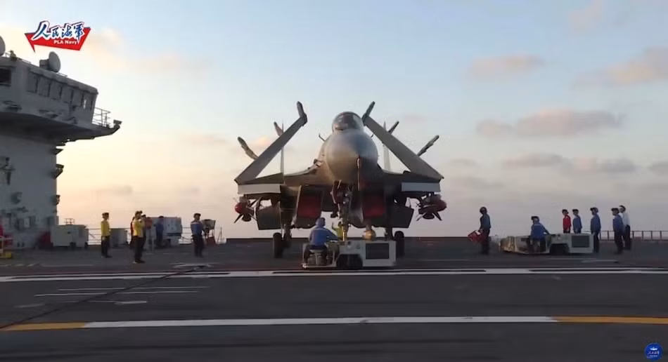 Giống như mọi tiêm kích hạm khác, J-15 cũng được thiết kế với khả năng gập cánh để tiết kiệm diện tích khi lưu trữ trên tàu sân bay. Nguồn ảnh: Sina.