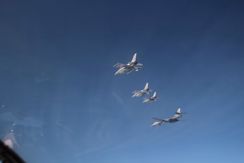 Điều đáng nói đó là MiG-29 và F-16 từng được Nga, Mỹ cho ra đời để trở thành đối trọng của nhau - nghĩa là hai loại chiến đấu cơ này được thiết kế để đánh mạnh vào điểm yếu của chiếc còn lại nhằm hạ gục nhau trong những cuộc không chiến. Nguồn ảnh: BI.