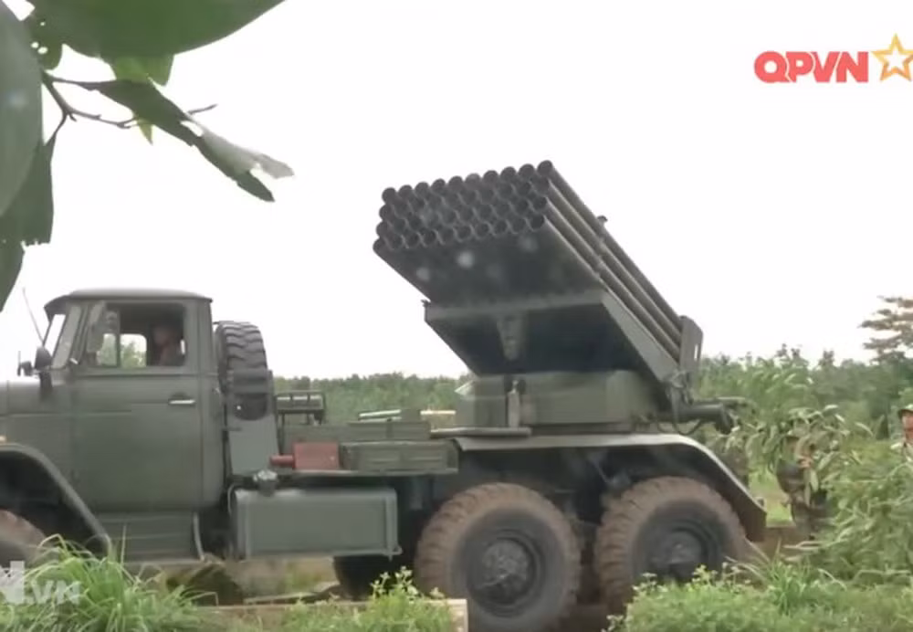 Ngoài khả năng công phá ghê gớm, BM-21 còn đánh thẳng vào tâm lý của đối phương, những trận pháo phản lực liên tục kéo dài hàng tiếng đồng hồ đủ sức bẻ gẫy ý chí chiến đấu của mọi người lính gan dạ nhất. Nguồn ảnh: QPVN.