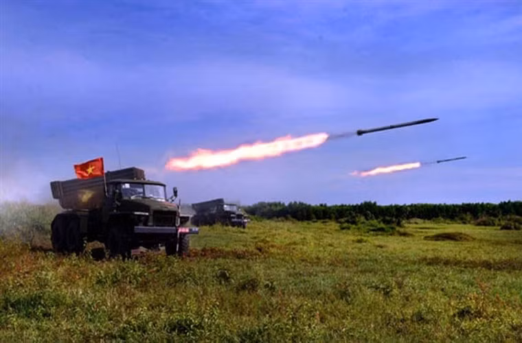 Trong chiến tranh Việt Nam, chung ta thậm chí còn tháo 40 ống phóng của BM-21 ra khỏi giá để sử dụng nòng pháo chế tạo súng DKB phục vụ cho lối đánh chiến tranh du kích. Nguồn ảnh: BQK7.