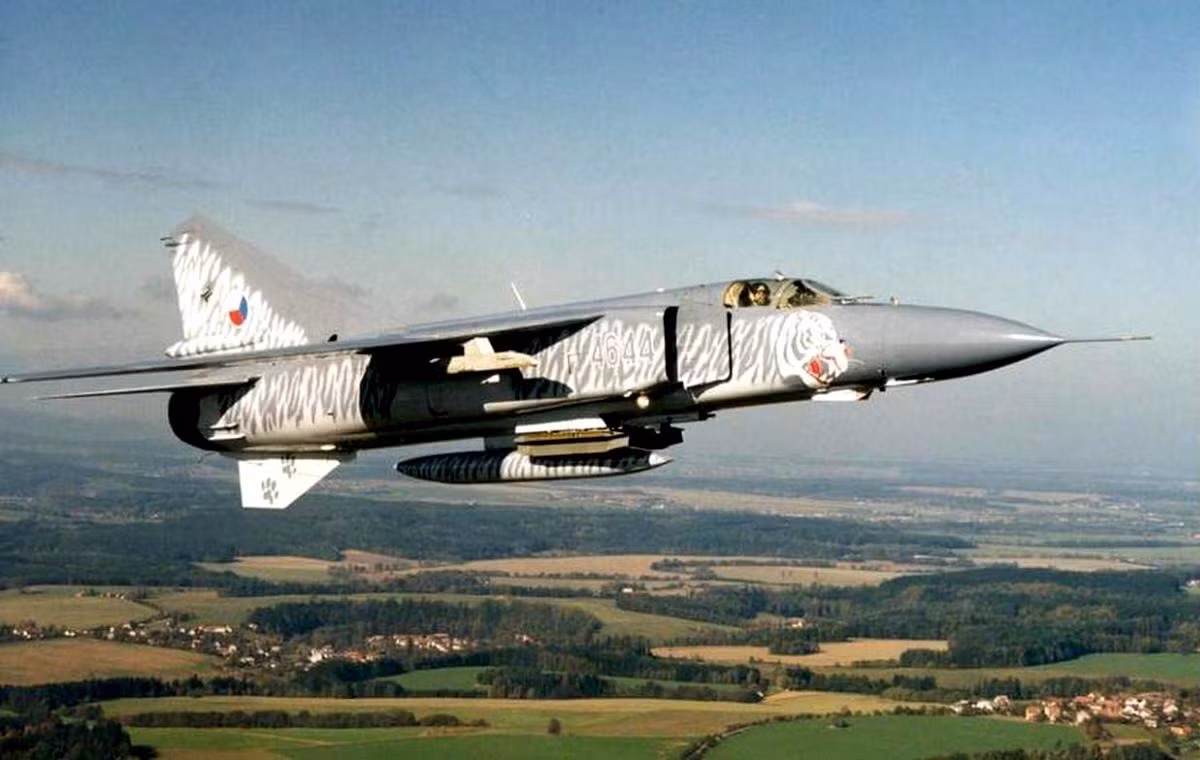 Các phi công NATO sau đó đã sững sờ khi tiếp cận gần chiếc MiG-23 và phát hiện ra nó... không có người lái, khoang lái của MiG-23 mở toang, lồng kính cùng ghế lái đã được phóng ra ngoài cùng phi công, chỉ duy nhất chiếc máy bay vẫn bay tốt ở độ cao 12.000 mét và tốc độ 740 km/h trong trạng thái... mui trần. Nguồn ảnh: Pinterest.