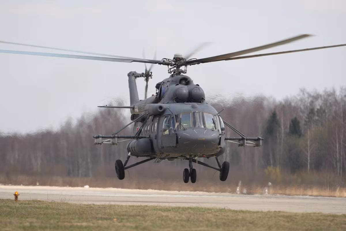 Trực thăng Mi-8 phiên bản Mi-8T có phi hành đoàn tổng cộng 3 người trong đó bao gồm hai phi công chính - phụ cùng một kỹ sư bay. Trực thăng có khả năng mang theo tối đa 26 hành khách hoặc 12 cáng cứu thương hoặc 4 tấn hàng hoá. Nguồn ảnh: Pinterest.