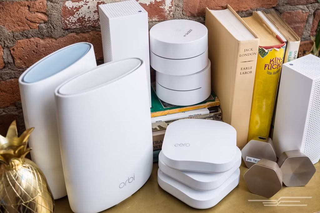 Nâng cấp router Wi-Fi. Nếu nhu cầu sử dụng ngày càng cao hoặc router hiện tại đã quá cũ, bạn nên cân nhắc mua router Wi-Fi mới để đảm bảo tốc độ, tín hiệu truy cập luôn ổn định. Với những ngôi nhà lớn, sử dụng hệ thống Wi-Fi lưới (mesh) cũng là lựa chọn đáng chú ý bởi chúng có thể giúp tăng vùng phủ sóng Wi-Fi trong nhà. Google Wi-Fi hay Netgear Orbi đều có bán ở Việt Nam và là hai thương hiệu có hệ thống Mesh đáng tin cậy. Ảnh: Engadget.