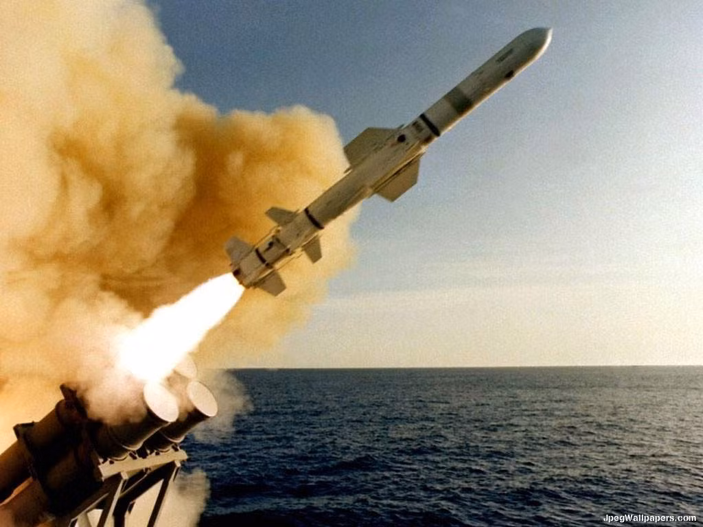 Khi bay, Tomahawk sẽ có thể hạ thấp độ cao xuống tối đa chỉ 50 mét nhằm lảng tránh hệ thống radar phòng không của đối phương. Loại tên lửa này có khả năng được phóng đi từ tàu ngầm hoặc ống phóng tên lửa trên tàu chiến. Nguồn ảnh: Pinterest.