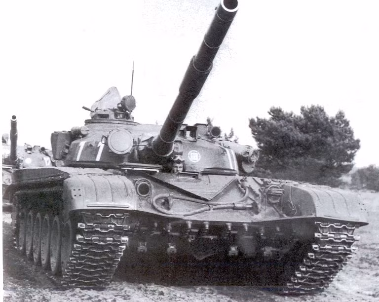 Tiếp đến là các xe tăng T-72M1. Hiện tại trong biên chế của Hàn Quốc được cho là có ít nhất 8 xe tăng loại này. Nguồn ảnh: Pinterest.