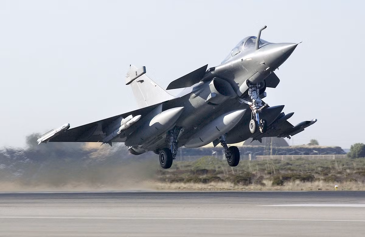 Tính tới thời điểm hiện tại, các đơn hàng chiến đấu cơ Rafale mà Ấn Độ đặt từ Pháp vẫn đang bị đình trệ nghiêm trọng do dịch bệnh ở châu Âu và không loại trừ khả năng, New Delhi sẽ suy nghĩ lại, huỷ ngang hợp đồng này trong tương lai. Nguồn ảnh: Pinterest.