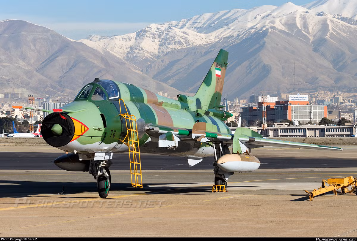 Sau khi Iran tịch thu các chiến đấu cơ Su-22 từ phía Iraq, nước này thậm chí còn bỏ không không sử dụng loại tiêm kích - bom này trong vài năm. Tới tận đầu thập niên 2000, Iran mới bắt đầu đưa Su-22M3 và Su-22M4 vào biên chế để sử dụng. Nguồn ảnh: BMDP.