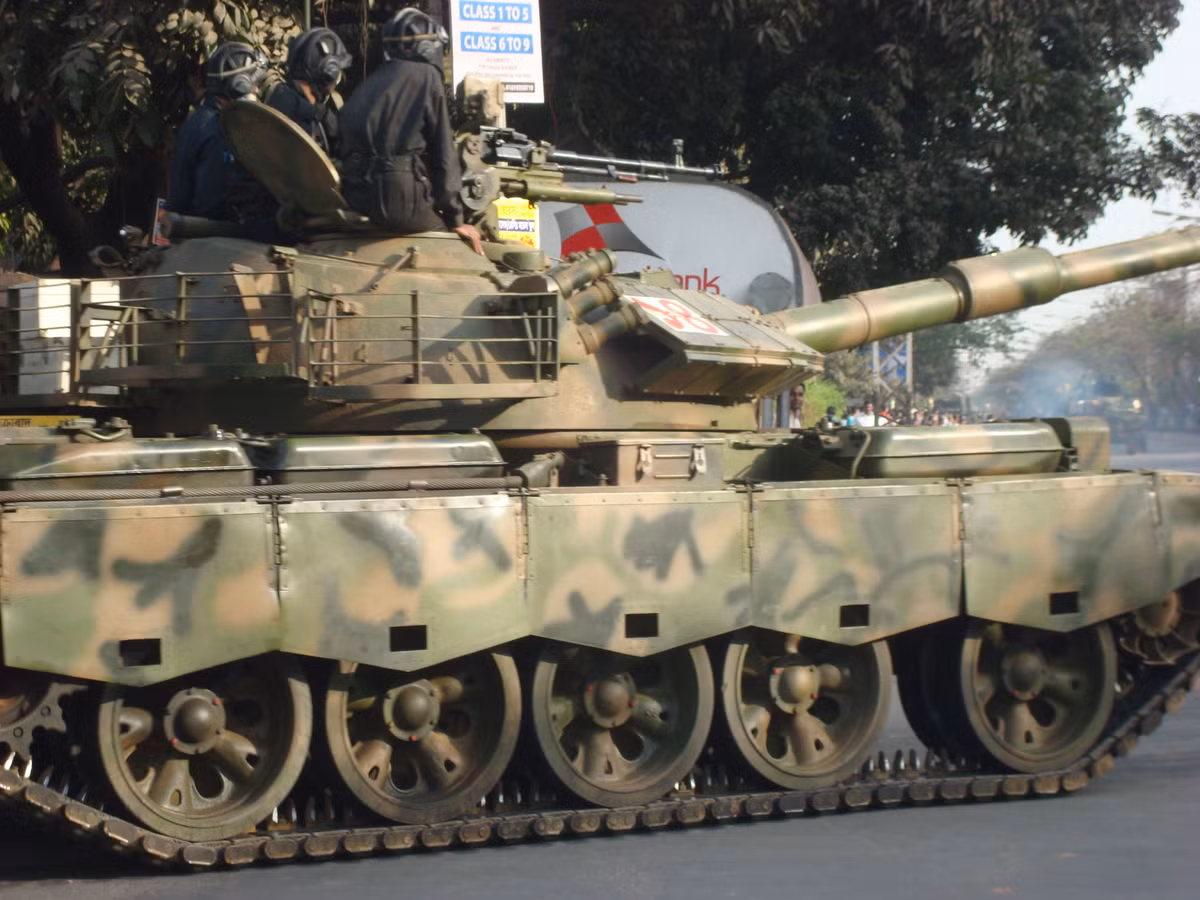 Với Type 69-II, loại xe tăng này được nâng cấp mạnh, sử dụng nhiều công nghệ xuất hiện trên xe tăng T-62 của Liên Xô sau này. Nguồn ảnh: Pinterest.