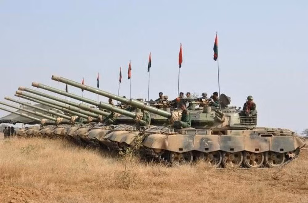 So với phiên bản gốc Type 59, Type 69-II tỏ ra cực kỳ hiện đại khi nó được trang bị hệ thống động cơ hoàn toàn mới, máy tính đạn đạo cùng với hệ thống đo xa bằng laser. Nguồn ảnh: Pinterest.