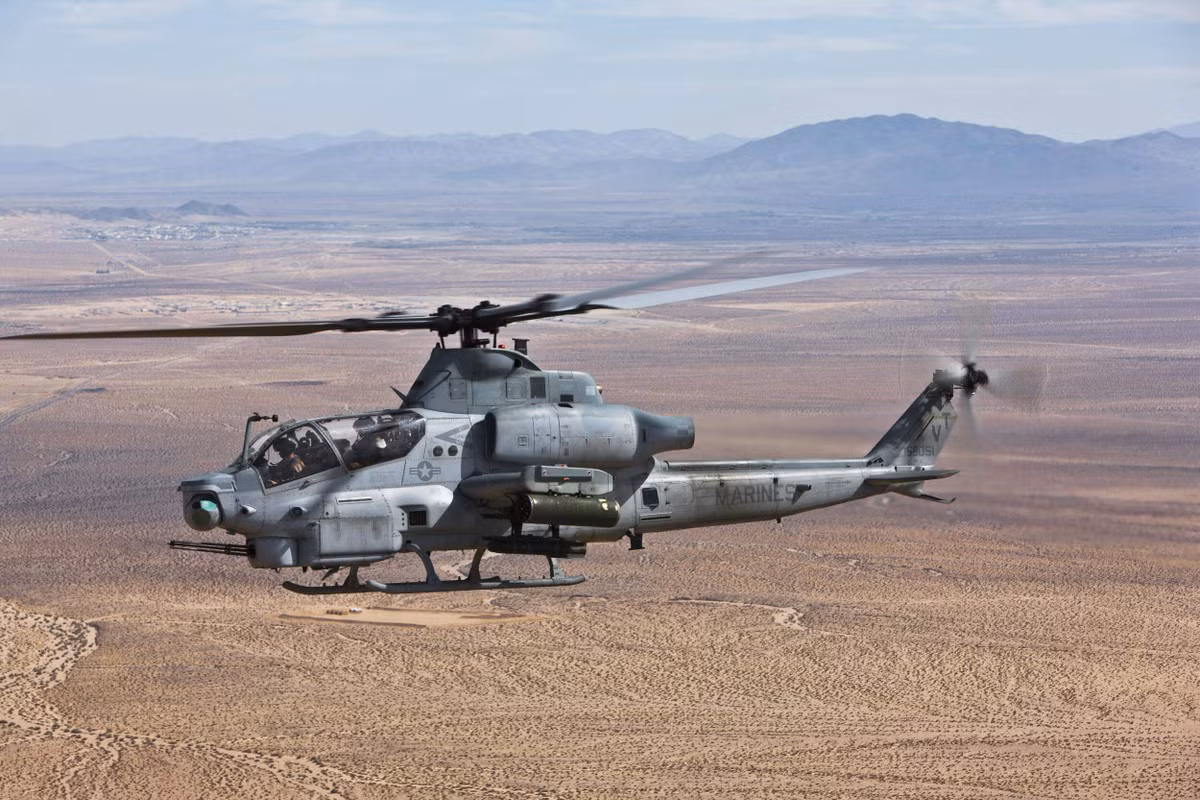 Nếu như lựa chọn trực thăng AH-64E cùng với gói vũ khí bao gồm 200 tên lửa Hellfire, Philippines có thể cần chi tới 1,5 tỷ USD để sở hữu đội trực thăng tấn công mạnh bậc nhất Đông Nam Á này. Nguồn ảnh: Pinterest.
