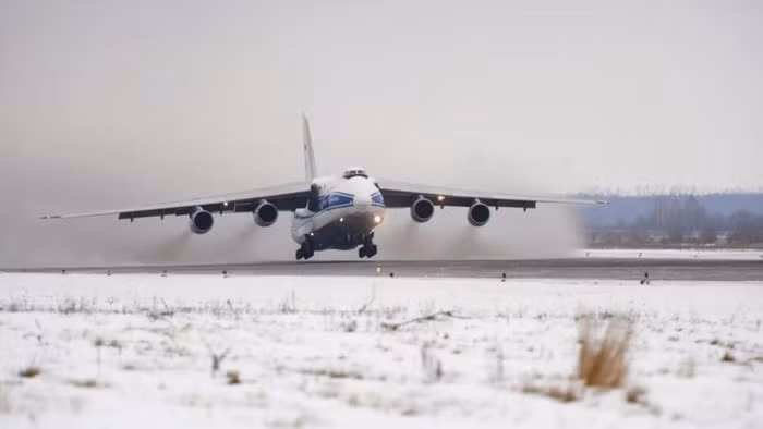 Một chiếc máy bay vận tải hạng nặng An-124 Ruslan của công ty Volga-Dnepr đã phải hạ cánh khẩn cấp xuống sân bay Tolmachevo ở Novosibirsk vào thứ sáu, ngày 13/11. Theo dữ liệu sơ bộ, động cơ của máy bay bị lỗi và liên lạc vô tuyến không hoạt động.