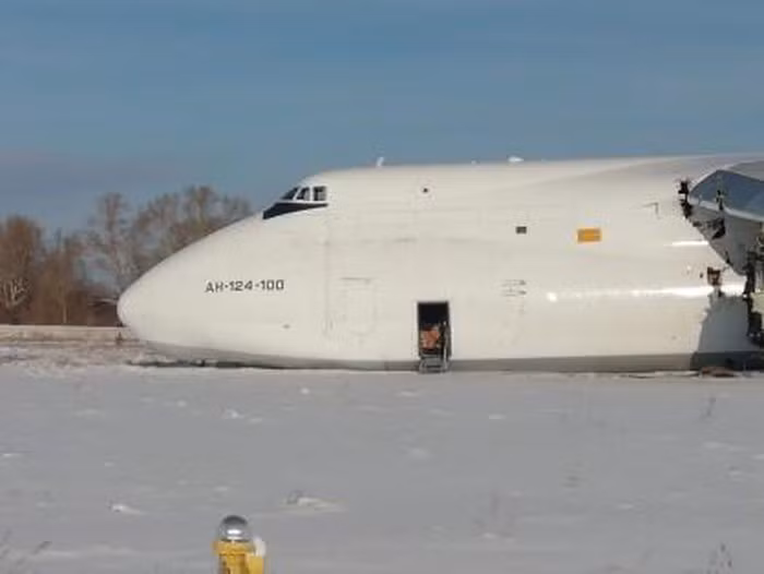 Máy bay An-124 có thể hạ thấp độ cao tạo điều kiện thuận lợi cho việc chất hàng, ngoài cửa mở ở đuôi thì nó còn mở được cả ở cabin phía trước để dễ dàng đưa hàng hóa có kích thước lớn vào trong khoang.