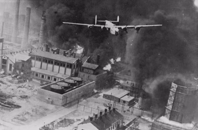 "Pháo đài bay" B-24 bay trên đám cháy dữ dội bốc lên tại nhà máy lọc dầu ở Ploiesti, Romania. Nguồn ảnh: WHO