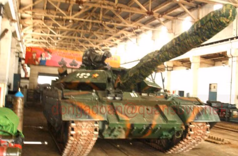 Hình ảnh chiếc xe tăng T-54 nâng cấp đứng sau Thiếu tá QNCN Nguyễn Hữu Việt cho thấy khả năng phương án cải tiến này áp dụng theo mẫu T-54M3 từng xuất hiện và gây xôn xao cách đây mấy năm. Trong ảnh, phương án T-54M3 do Việt Nam – Israel hợp tác phát triển. Nguồn ảnh: quansuvn