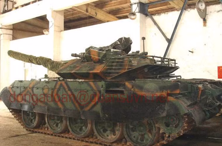 Mẫu T-54M3 này được nâng cấp giáp phản ứng nổ phủ mặt trước thân xe, khối giáp tăng cường hai bên tháp pháo, thay pháo D-10T2S 100mm bằng pháo 105mm rãnh xoắn, bổ sung thêm một khẩu cối 60mm, thay mới động cơ cũng như trang bị thêm hệ thống điều khiển hỏa lực tinh vi. Nguồn ảnh: quansuvn