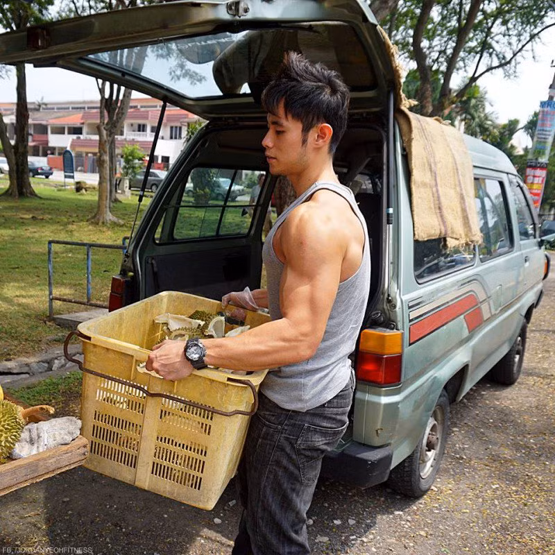 Dân mạng Malaysia, Trung Quốc... mới đây thi nhau chia sẻ bức ảnh về một anh chàng bán sầu riêng trên phố với ngoại hình đẹp "không thể chê được". Chàng trai này nhanh chóng "nổi tiếng" và được nhiều bạn trẻ tìm kiếm.