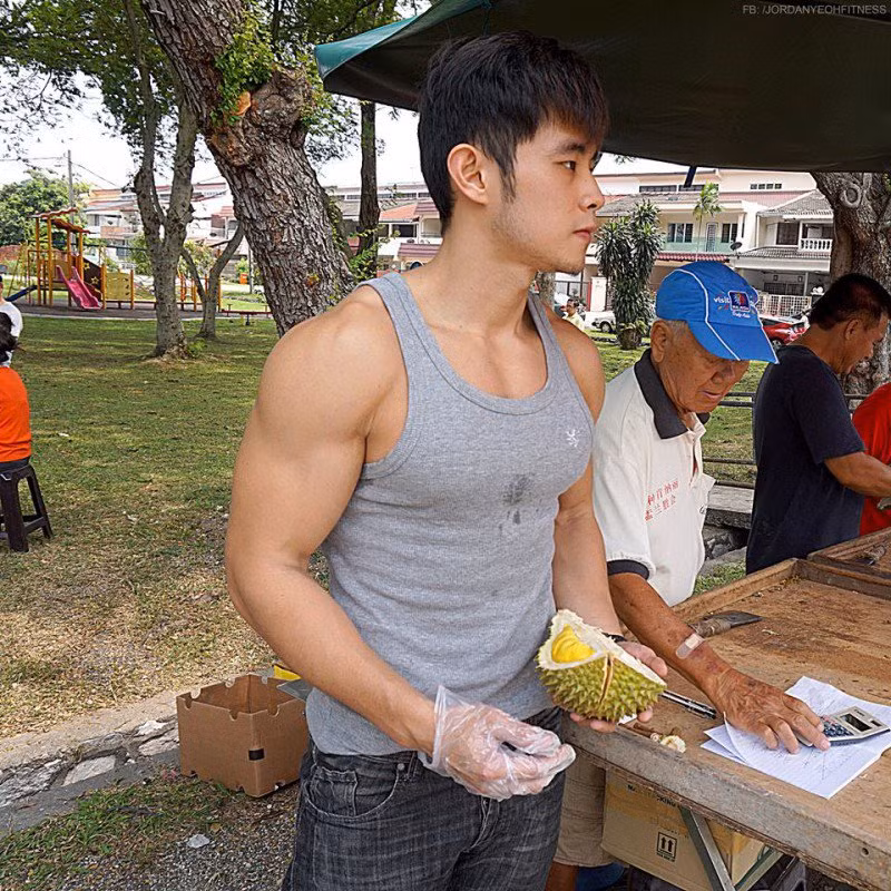 Anh chàng bán sầu riêng không chỉ có khuôn mặt bảnh trai mà còn sở hữu thân hình lực lưỡng, cơ bắp cuồn cuộn cực kỳ nam tính không phải chỉ cần tập luyện bình thường là có được.