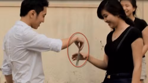 Clip " thả tiền hôn gái" của một chàng trai có nickname Quang Bek tuần qua tạo nên nhiều làn sóng tranh cãi lớn trên mạng. Với các "mánh khóe" của mình, Quang Bek đã có được nụ hôn của rất nhiều cô gái trong một số clip của anh chàng. Để từ đó Quang Bek này trở thành nhân vật gây tò mò với dân mạng.