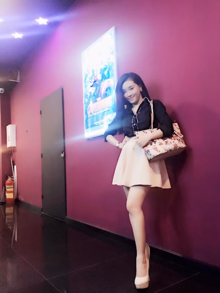 Ngoài ra, Ngọc Lan cũng sở hữu một trang cá nhân có số lượng người theo dõi khá lớn, được nhiều bạn trẻ, dân mạng biết đến. Ngoài bức ảnh cô gái bikini bí ẩn, trên trang cá nhân này Ngọc Lan thường xuyên chia sẻ những bức ảnh khoe dáng vẻ, thân hình gợi cảm, đặc biệt là vòng một nảy nở.