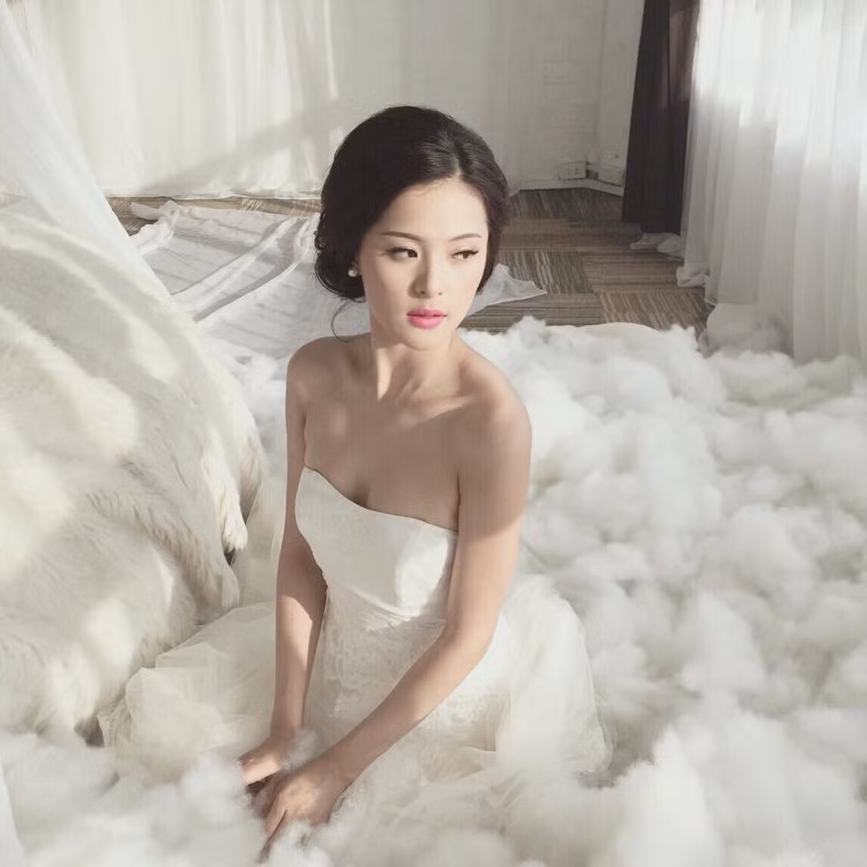 Phạm Hạ Vi là hot girl Hải Phòng có ngoại hình rất đẹp, khuôn mặt hoàn hảo và rất sang trọng, hoạt động tích cực trong vai trò người mẫu thời trang, look book... Cô nàng khá kín tiếng và không có nhiều hoạt động nổi bật, lấn sân sang nhiều lĩnh vực khác giống như nhiều hot girl cùng thời. Quê gốc ở Hải Phòng nhưng hiện Hạ Vi đang sinh sống và làm việc tại TP HCM. Cô bạn sinh năm 1993 sở hữu chiều cao 1m68, từng học tập tại Singapore và được biết đến nhiều khi lọt vào Top 10 cuộc thi Hoa hậu ảnh báo Thế giới phụ nữ.