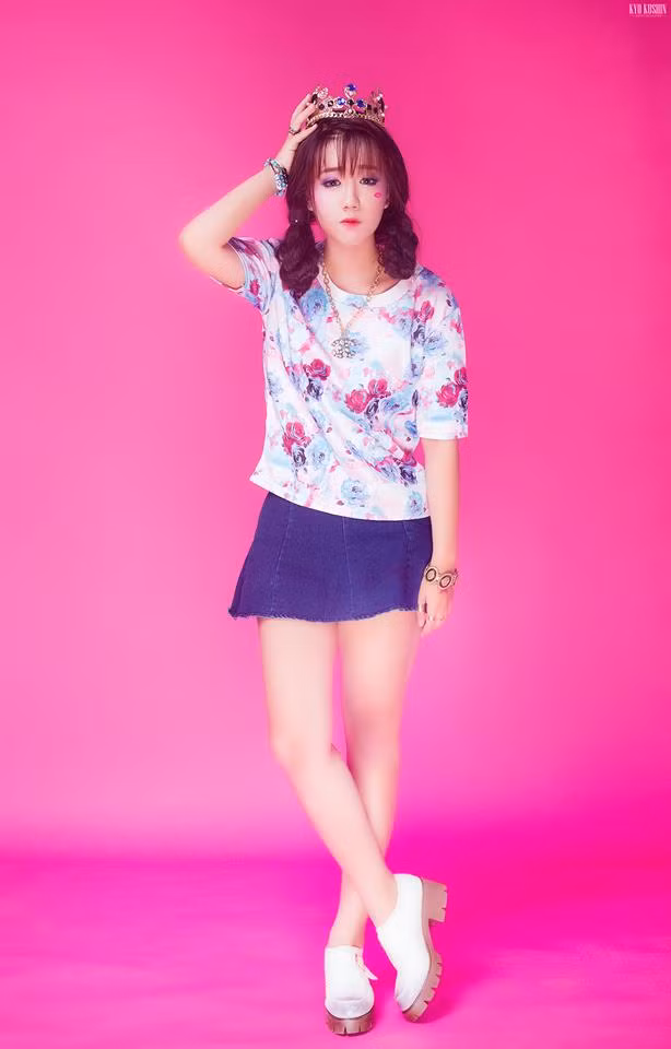 Ngoài ra Phương Khanh cũng tiết lộ, một số hình ảnh cô bạn chụp ở studio, do có can thiệp hậu kỳ, chỉnh sửa photoshop nên nhìn khuôn mặt mới có nhiều nét thay đổi nổi bật khiến mọi người ngạc nhiên và cho đó là điều "bất thường".