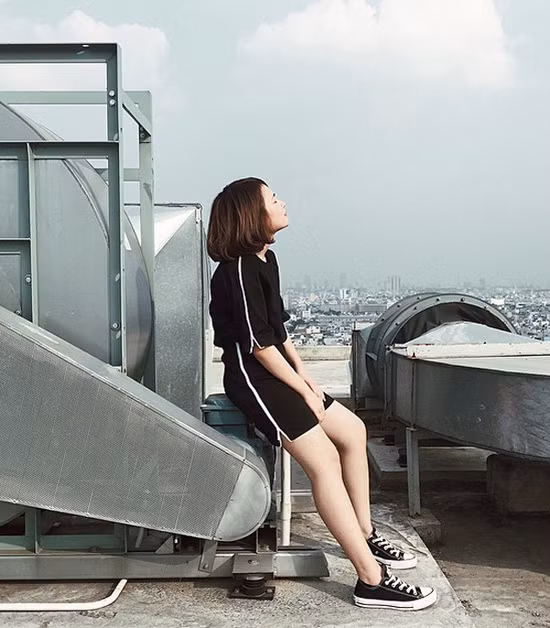 Bức ảnh khoe phong thái cực "Tây" của cô chủ shop chân ngắn, xinh đẹp.