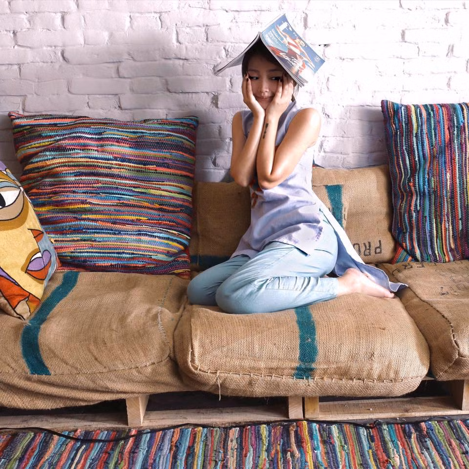 Sở hữu chiều cao hạn chế, thường bị gọi với biệt danh "nấm lùn", nhưng cô chủ shop chân ngắn vẫn biết cách gây ấn tượng bằng gout ăn mặc cực chuẩn, tạo hình trẻ trung vừa thanh lịch vừa rất cá tính.