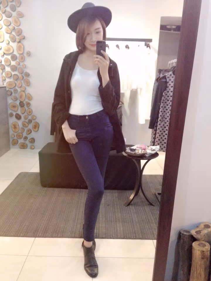 Thảo Phương đang là sinh viên năm 2 ngành Marketing, trường Đại học Thương mại Hà Nội. Sau khi bất ngờ “nổi tiếng”, được nhiều bạn bè, dân mạng hỏi thăm Thảo Phương đã không giấu nổi sự thích thú của mình. Tuy nhiên cô nàng cũng bật mí và đính chính lại những thông tin về bản thân đã được lan truyền trên trên mạng trong những ngày vừa qua.