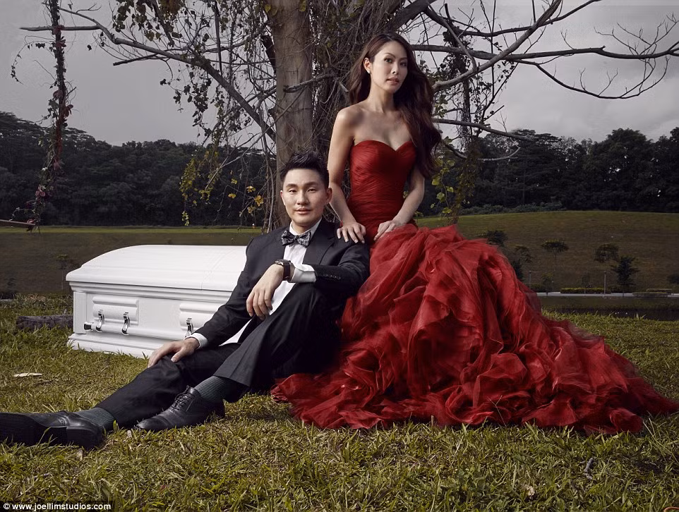 Jenny Tay và Darren Cheng là chủ nhân của bộ ảnh cưới với quan tài trắng đầy ma quái gây xôn xao trên nhiều trang mạng châu Á mới đây. Cả Jenny và Darren đều là người Singapore và họ bỗng chốc trở thành những nhân vật "nổi tiếng" vì ý tưởng không đụng hàng của mình.