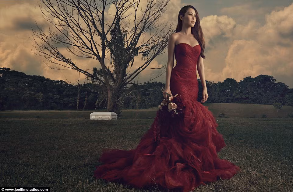 "Rất nhiều xã hội Á châu thường nói về nó một cách tiêu cực, do đó, với bộ ảnh cưới của mình, chúng tôi hy vọng sẽ phá bỏ được điều cấm kỵ này bằng cách khuyến khích mọi người cởi mở hơn về cái chết”, cặp vợ chồng Darren và Jenny chia sẻ thêm.