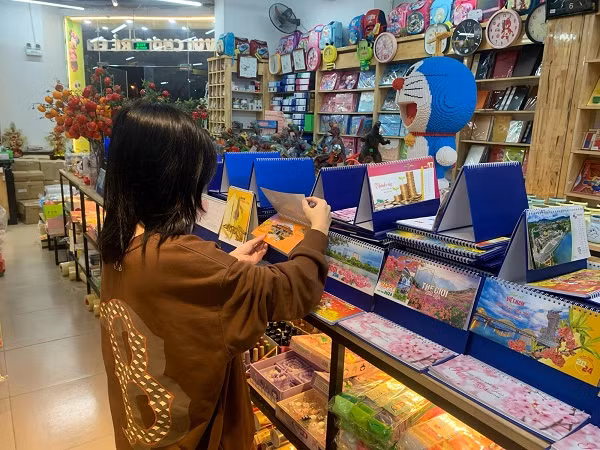 Thị trường lịch Tết 2024: Đa dạng, độc đáo trên chợ online - Hình 4 Thi truong lich Tet 2024: Da dang, doc dao tren cho online-Hinh-4