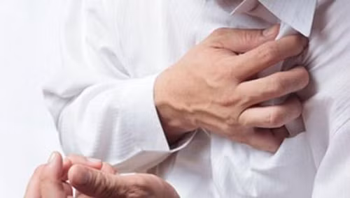 Tức ngực. Những người được chẩn đoán mắc bệnh tim hay phàn nàn về cảm giác bị đè nặng lên ngực hoặc tức ngực. Lúc này, họ xuất hiện cảm giác đau nhói ngực ở khu vực dưới xương ức, phía trước, cơn đau qua nhanh song hay lặp lại.
