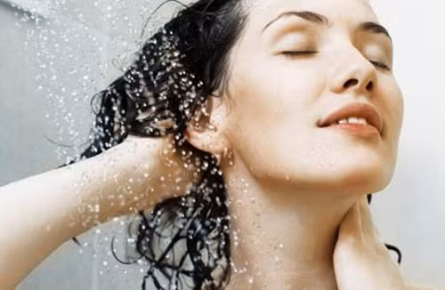 Nguồn nước không sạch. Nước bị ô nhiễm, bị phèn cũng là một trong các nguyên nhân gây rụng tóc. Do nguồn nước nên dù bạn có thay đổi đủ loại dầu gội tóc vẫn rụng, cách tốt nhất là lắp thêm các thiết bị xử lý giúp nguồn nước sinh hoạt không bị ô nhiễm, hoặc có thể lắng vôi, lắng cát để nước "sạch hơn".