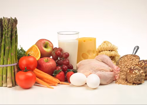 Hãy ăn một bữa ăn sáng đủ chất và bạn nên nên ăn thực phẩm giàu protein và ngũ cốc trong bữa sáng để có thể bắt đầu làm việc. Tránh ăn quá nhiều thực phẩm có hàm lượng đường cao vì những thực phẩm này chỉ cung cấp cho bạn năng lượng tạm thời, sau đó bạn càng mệt hơn.