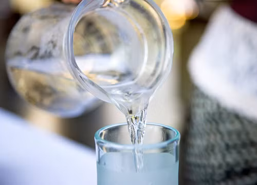 Uống nhiều nước. Cung cấp lượng nước phù hợp rất quan trọng để đảm bảo cơ thể vận động một cách bình thường. Điều này càng quan trọng hơn khi bạn cảm thấy mệt mỏi. Ngoài ra, bạn có thể thêm một vài viên đá để cảm thấy tỉnh táo hơn.